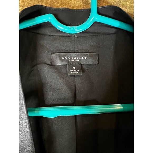 Ann‎ Taylor Collarless Black Blazer Size 4 - Picture 2 of 6